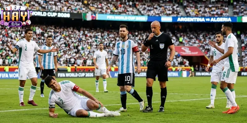 Messi bị kiện phạt thẻ đỏ vì pha vào bóng gây tranh cãi